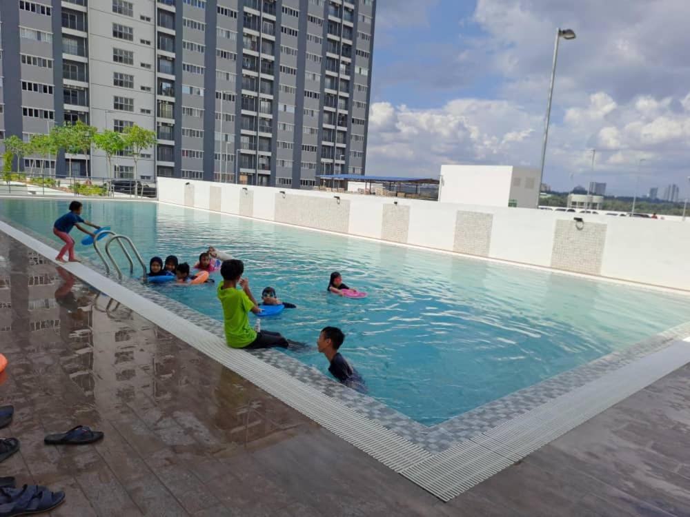 Impiana Homestay Near Putrajaya, Cyberjaya, Musliem Only,Wifi,Netflix Kampung Dengkil Extérieur photo