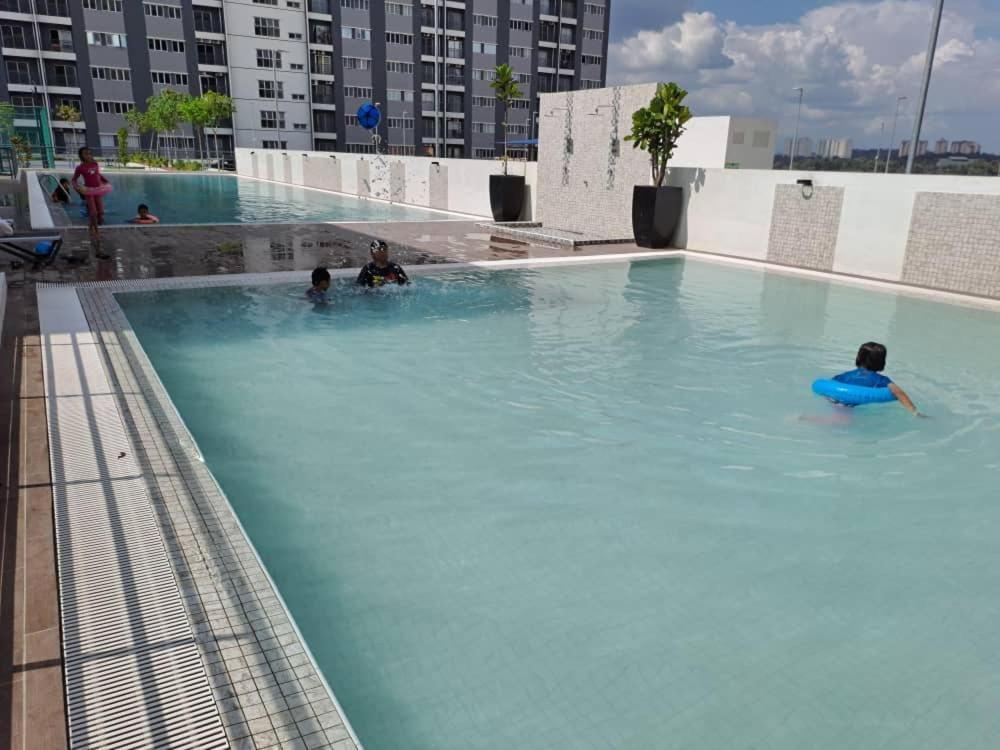 Impiana Homestay Near Putrajaya, Cyberjaya, Musliem Only,Wifi,Netflix Kampung Dengkil Extérieur photo
